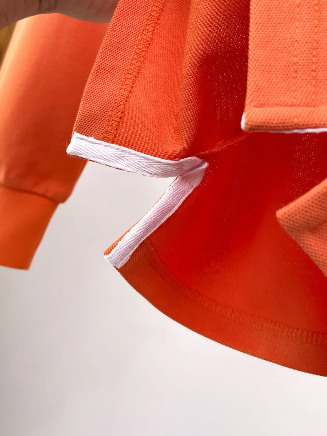 Hermès New Arrival long-sleeved Polo shirt, original fabric, official Same Style, made of 260g pure cotton pique fabric, custom-made in the same vat, feels very comfortable and smooth, very wide and stylish, produced by a first-line brand factory, imported Behringer embroidery machine, embroidery is full and textured, collar and collar ribs are woven with imported yarn, does not deform after long-term wear, the most New Arrival style in autumn and winter, fashionable and individual, super Versatile and good-looking Very suitable for both men and women. A must-have item for everyone. Size: M-XXXL
